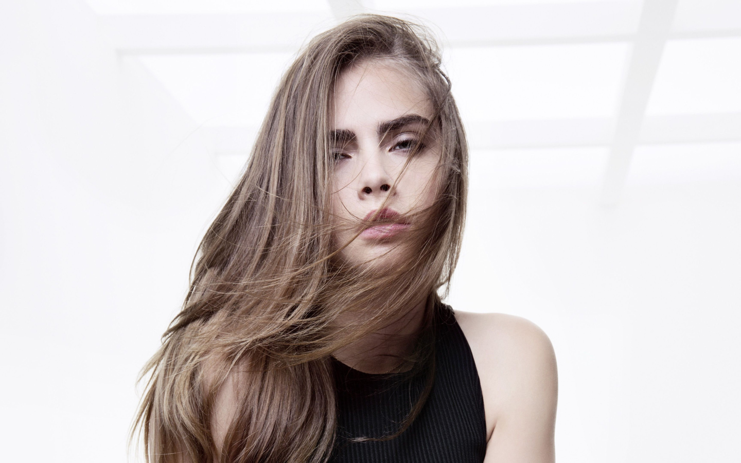 Молодая популярная актриса Кара Делевинь с распущенными волосами