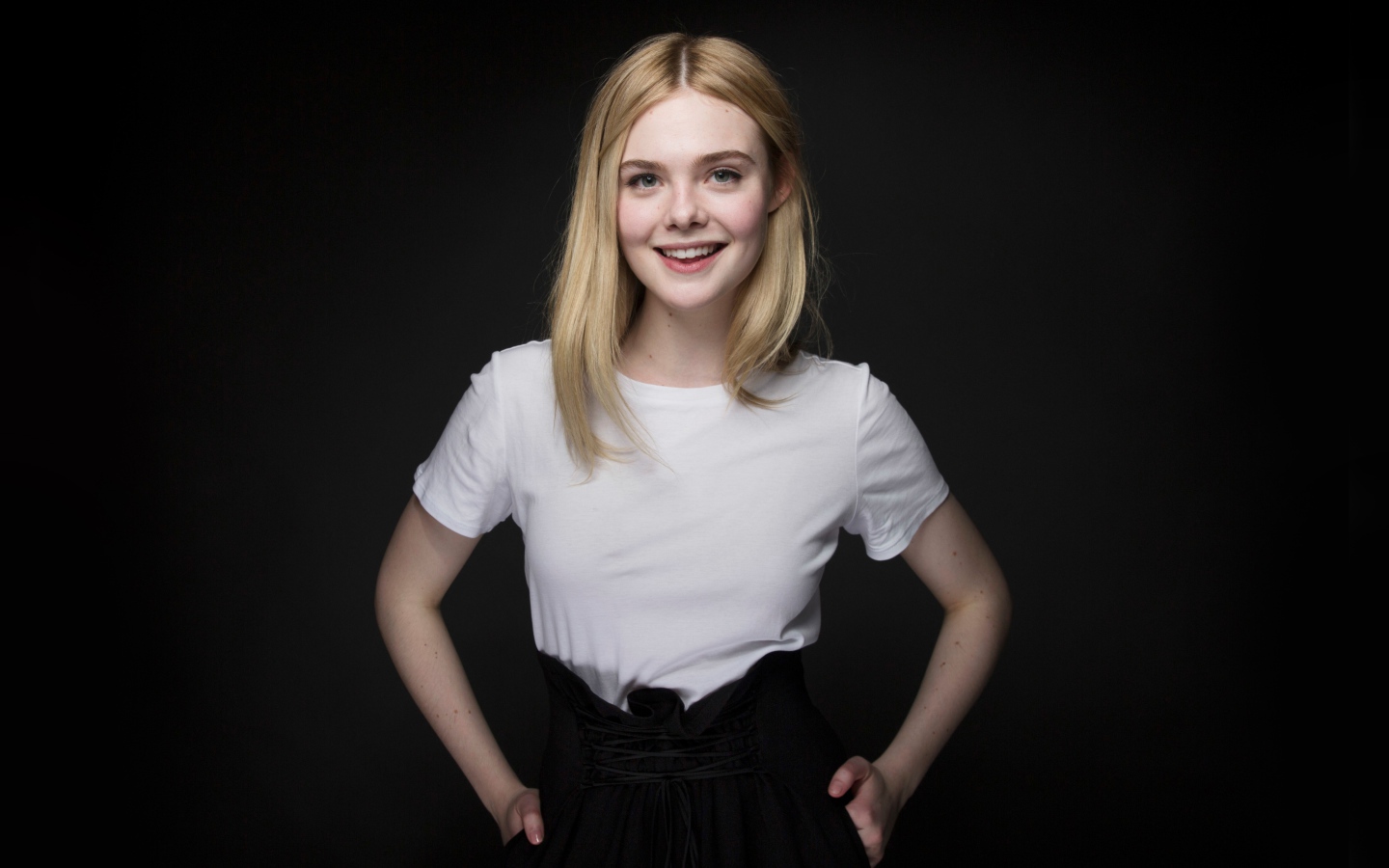 Молодая улыбающаяся девушка, актриса Эль Фэннинг