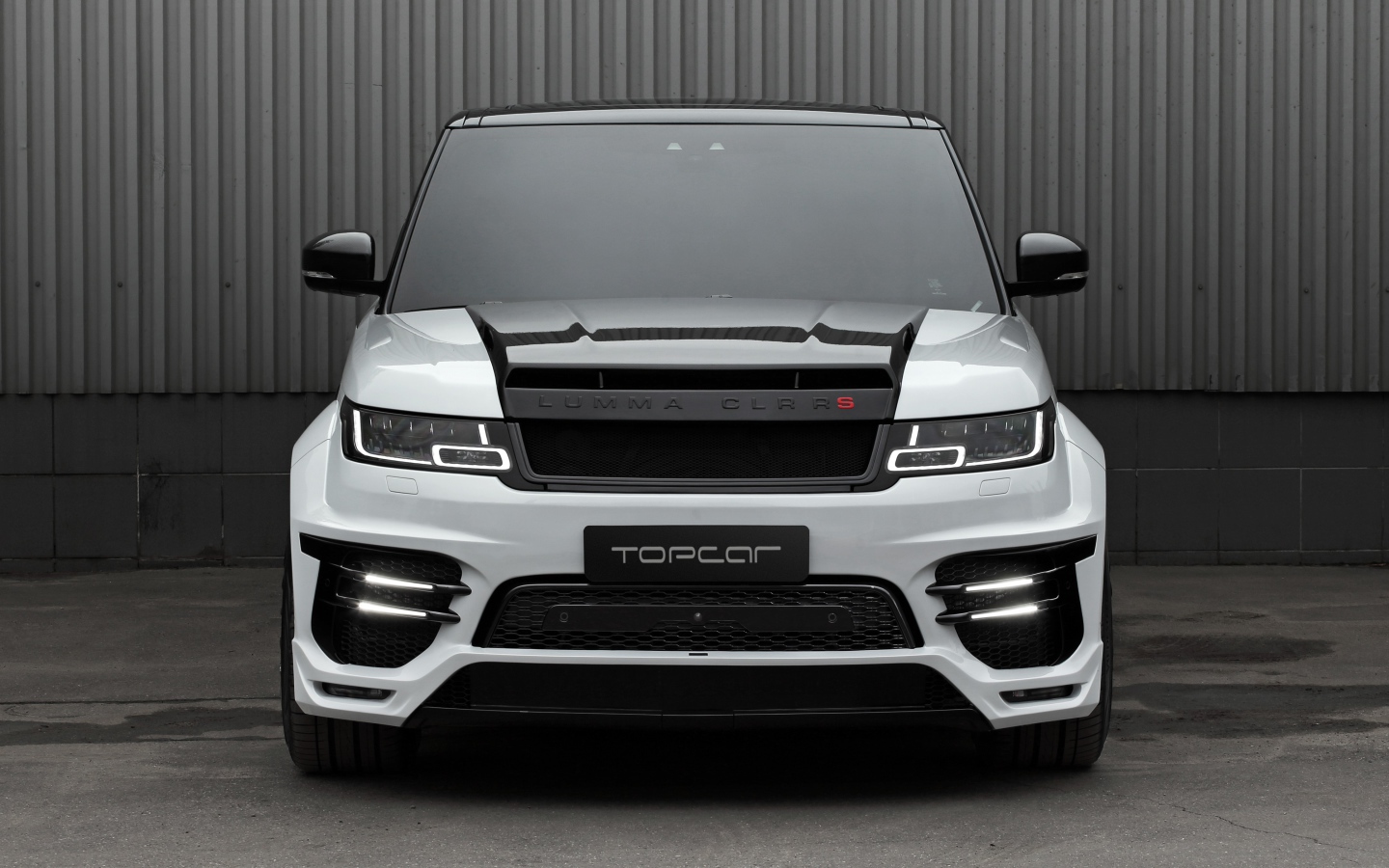 Внедорожник Lumma CLR RS 2019 года на фоне серой стены