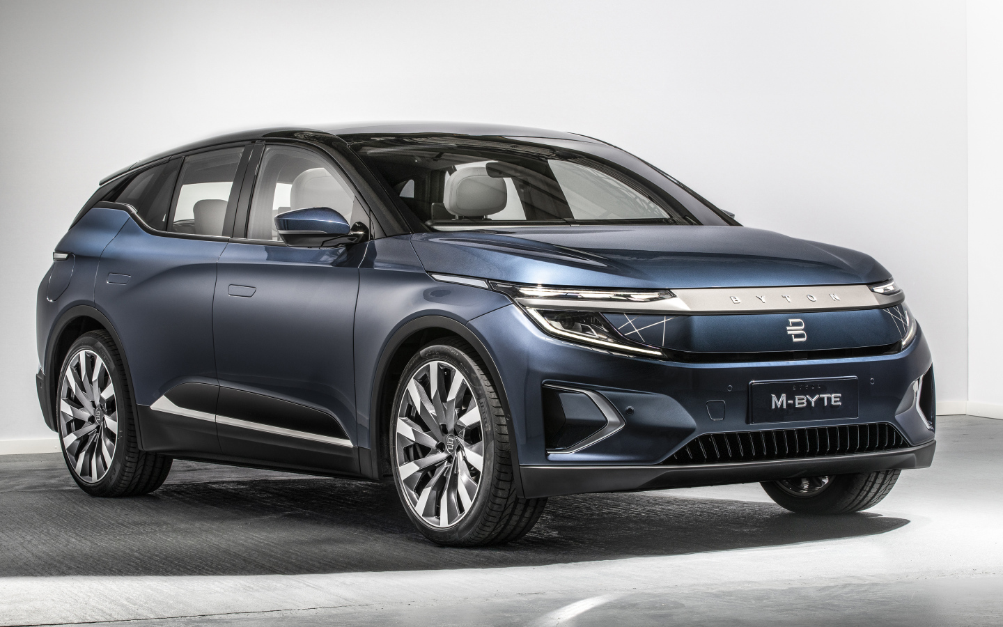 Автомобиль BYTON M-Byte 2020 года на сером фоне