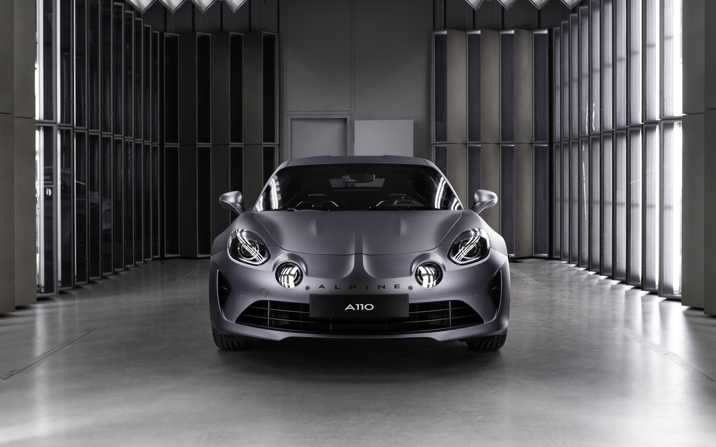 Новый серебристый автомобиль Alpine A110S, 2019 года в гараже