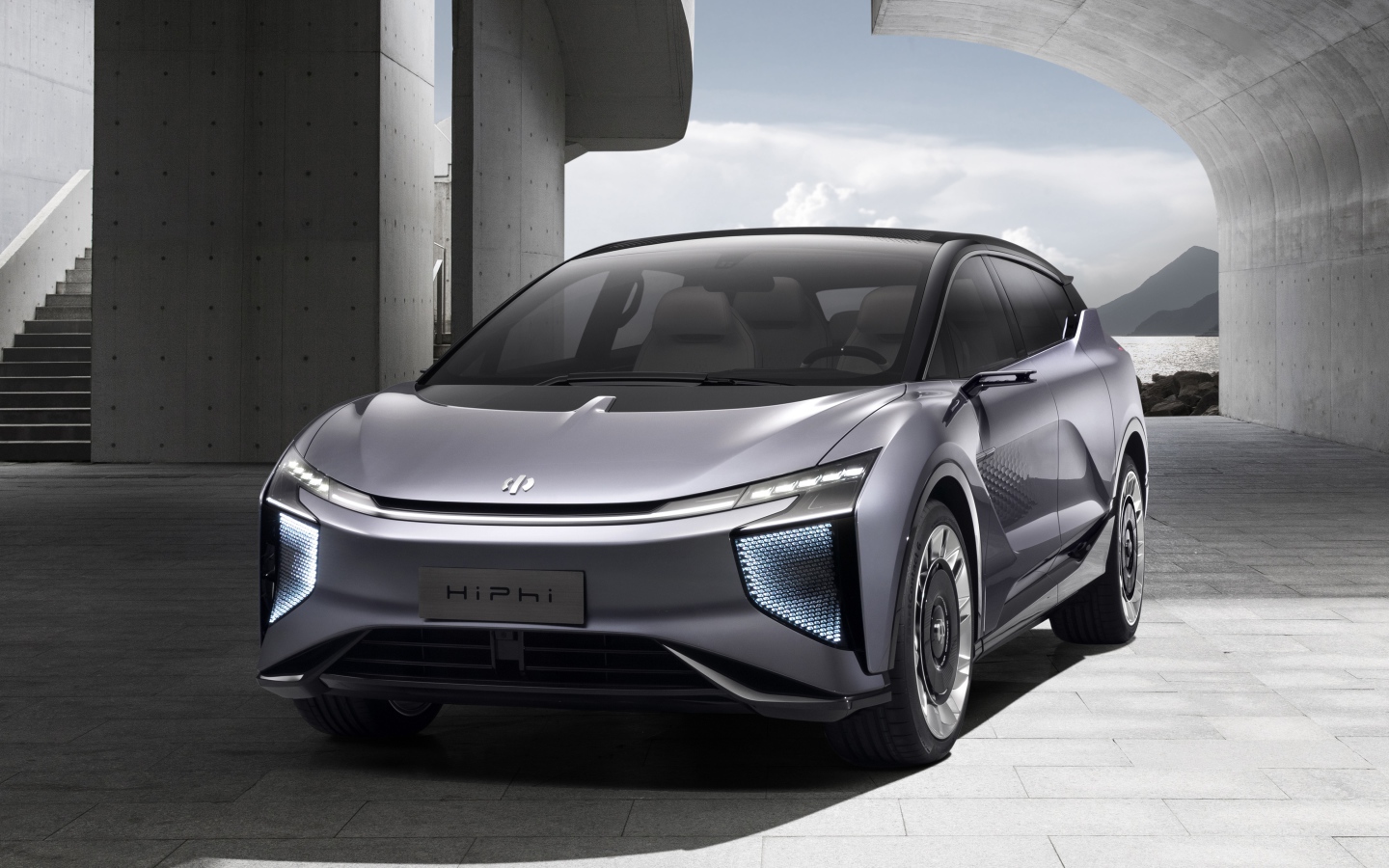 Серебристый автомобиль HiPhi 1 2020 года