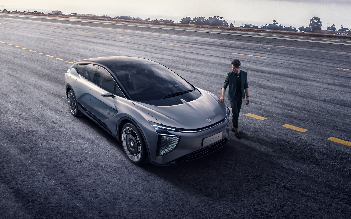 Серебристый автомобиль HiPhi 1 2020 года на дороге