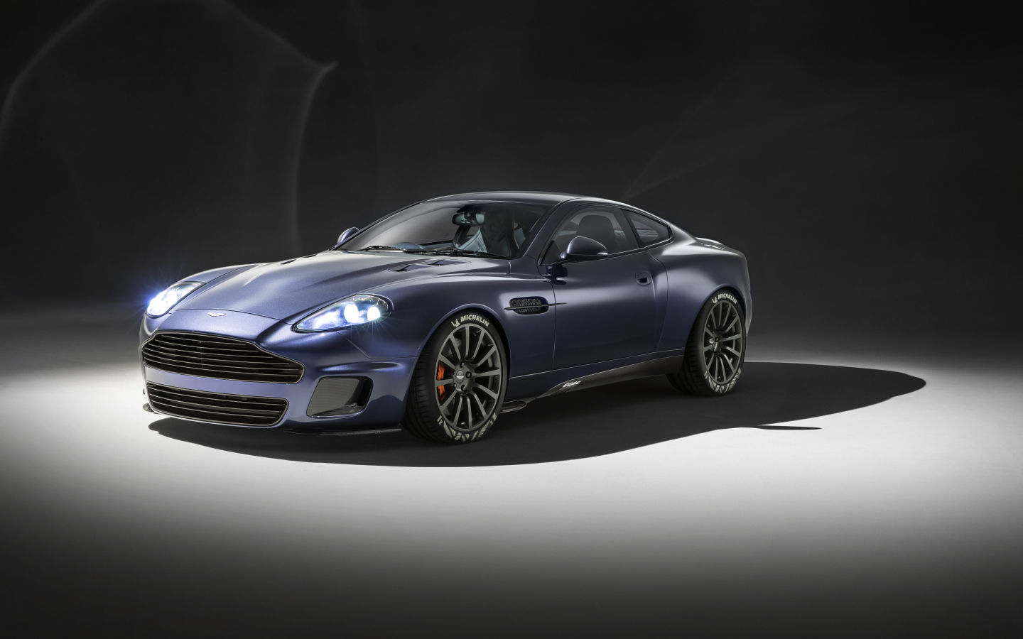 Автомобиль Aston Martin Vanquish 25 Callum 2019 года с включенными фарами