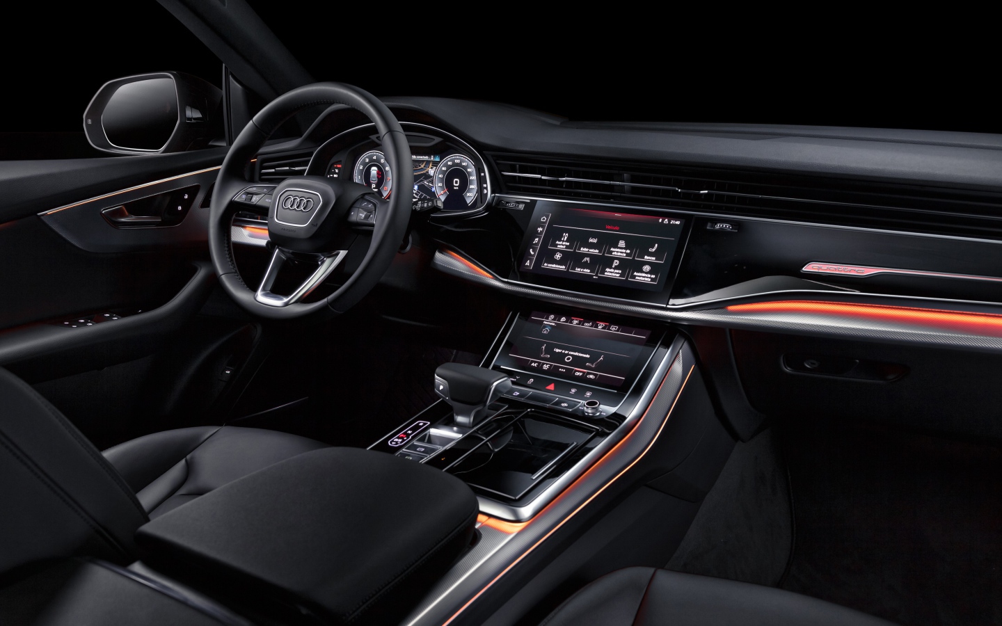 Черный кожаный салон автомобиля Audi Q8 55 TFSI Quattro S Line 2019 года