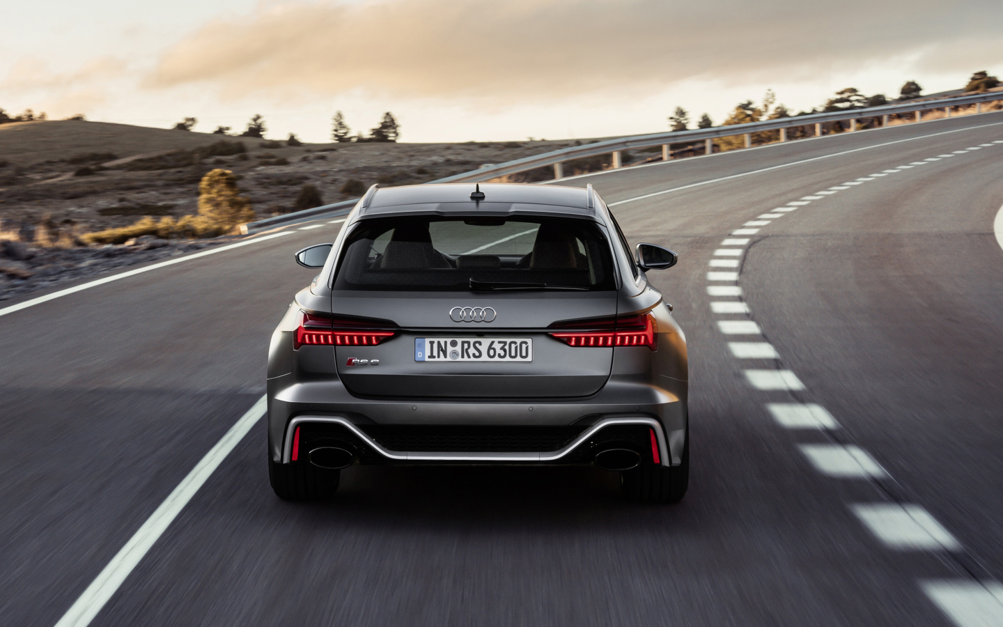 Серебристый автомобиль Audi RS 6 Avant 2019 года на дороге