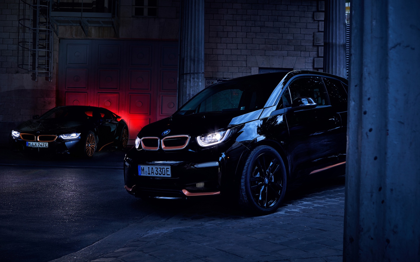 Черный автомобиль BMW I8 2019 года на улице