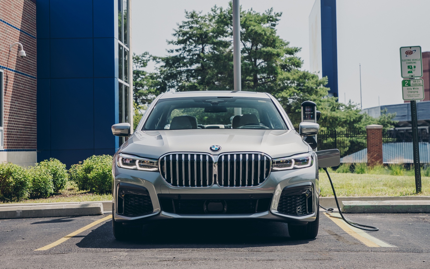 Автомобиль  BMW 745e XDrive M Sport, 2020 года на заправке