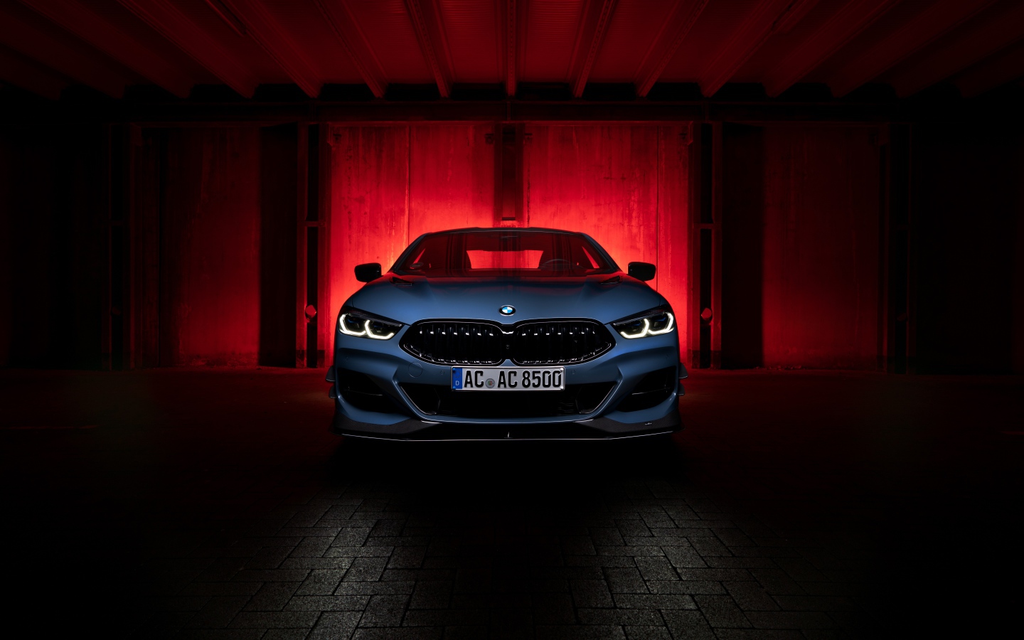 Автомобиль BMW I8  в гараже