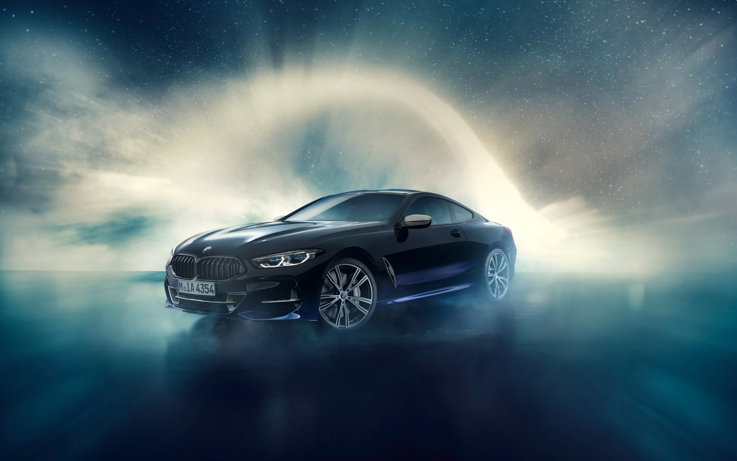 Черный автомобиль BMW M850i, 2019 года на фоне неба