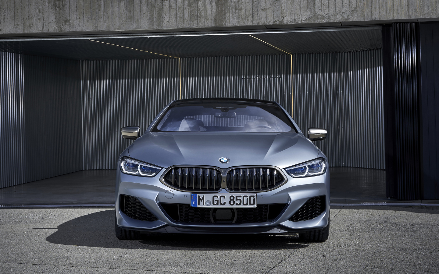Серебристый автомобиль BMW M850i XDrive, 2019 года в гараже