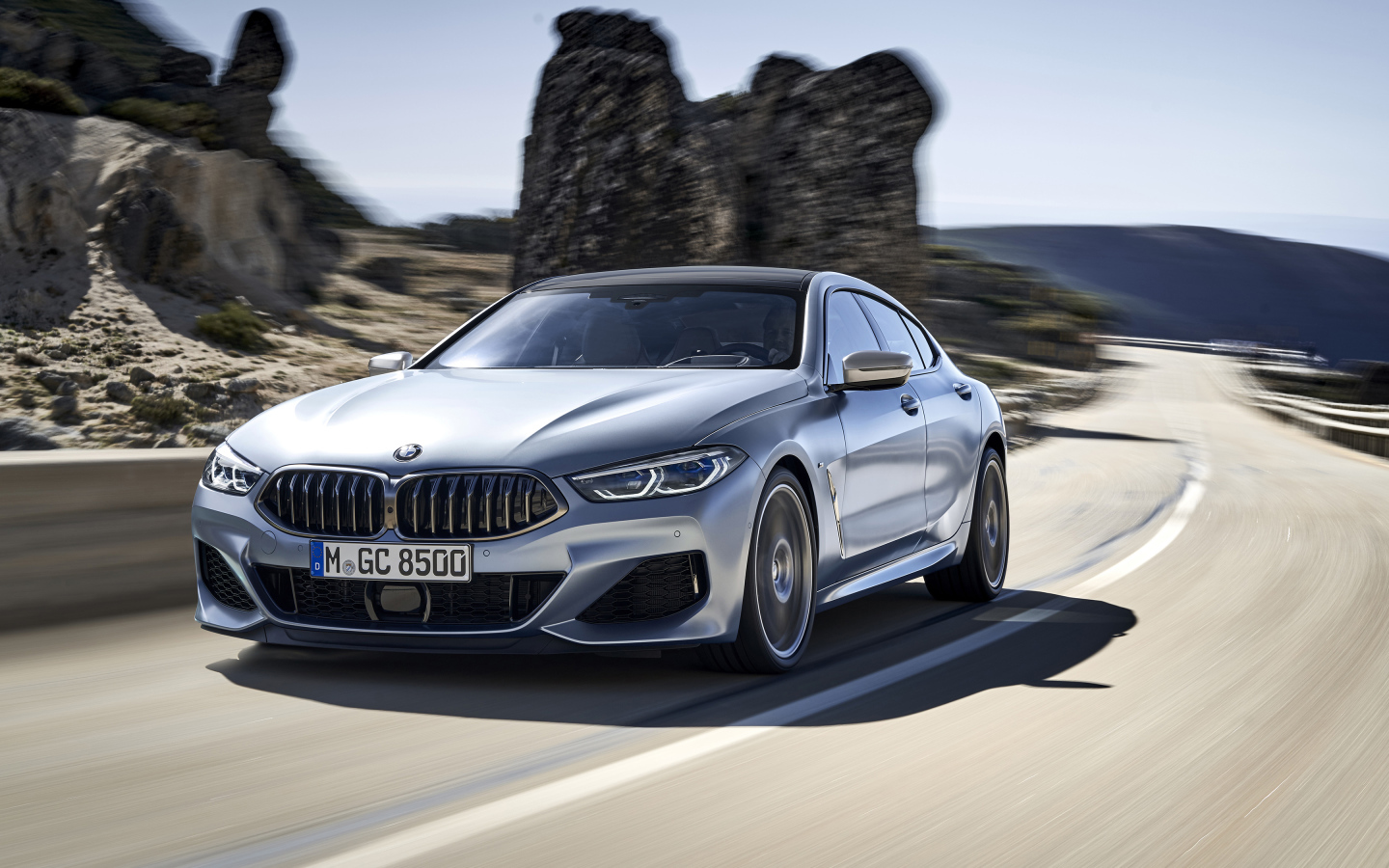 Серебристый автомобиль BMW M850i XDrive Gran Coupe, 2019 года на трассе