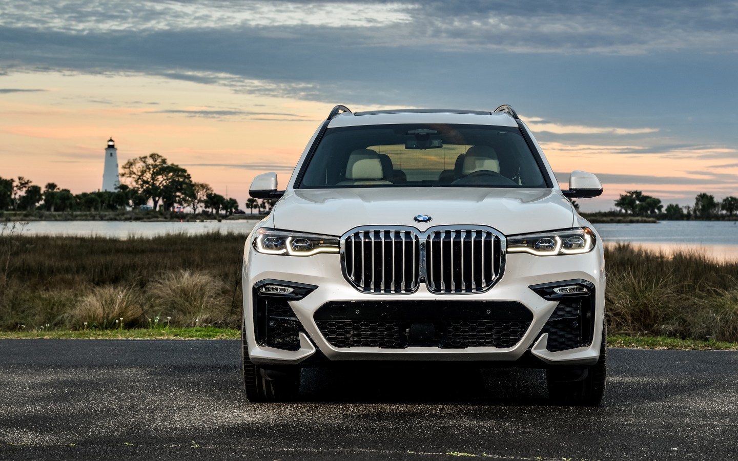 Белый внедорожник BMW X7 XDrive50i M Sport, 2020 года на фоне неба