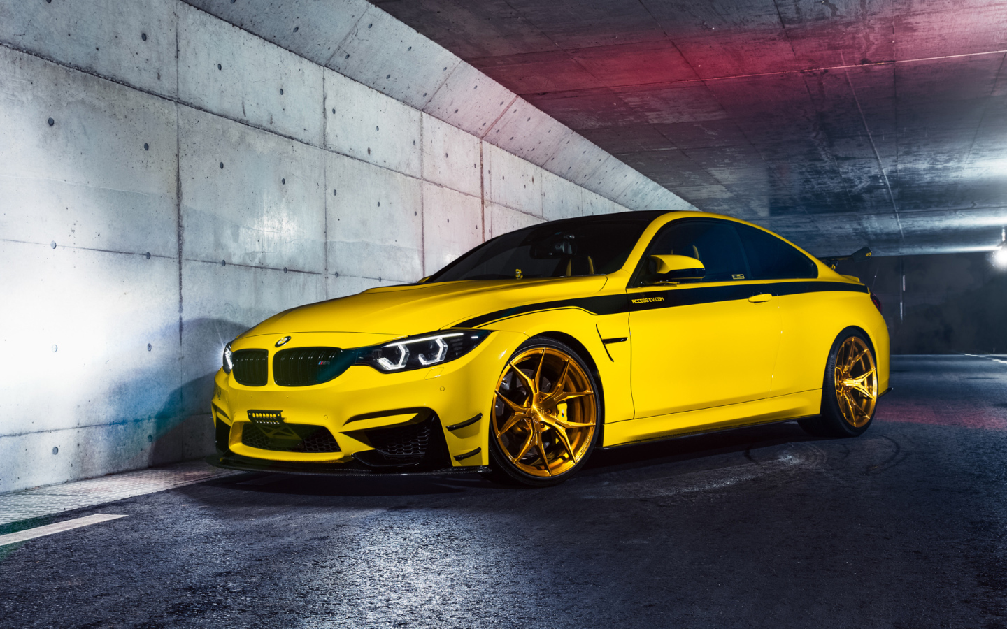 Желтый автомобиль BMW M4 в тоннеле 