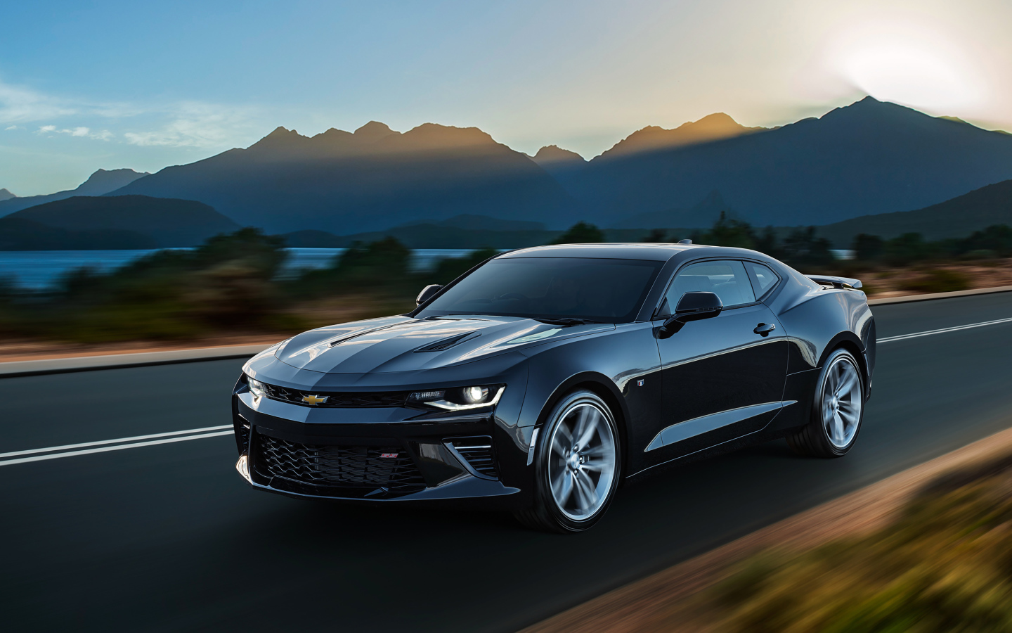 Черный автомобиль Chevrolet Camaro SS 2018 года на трассе