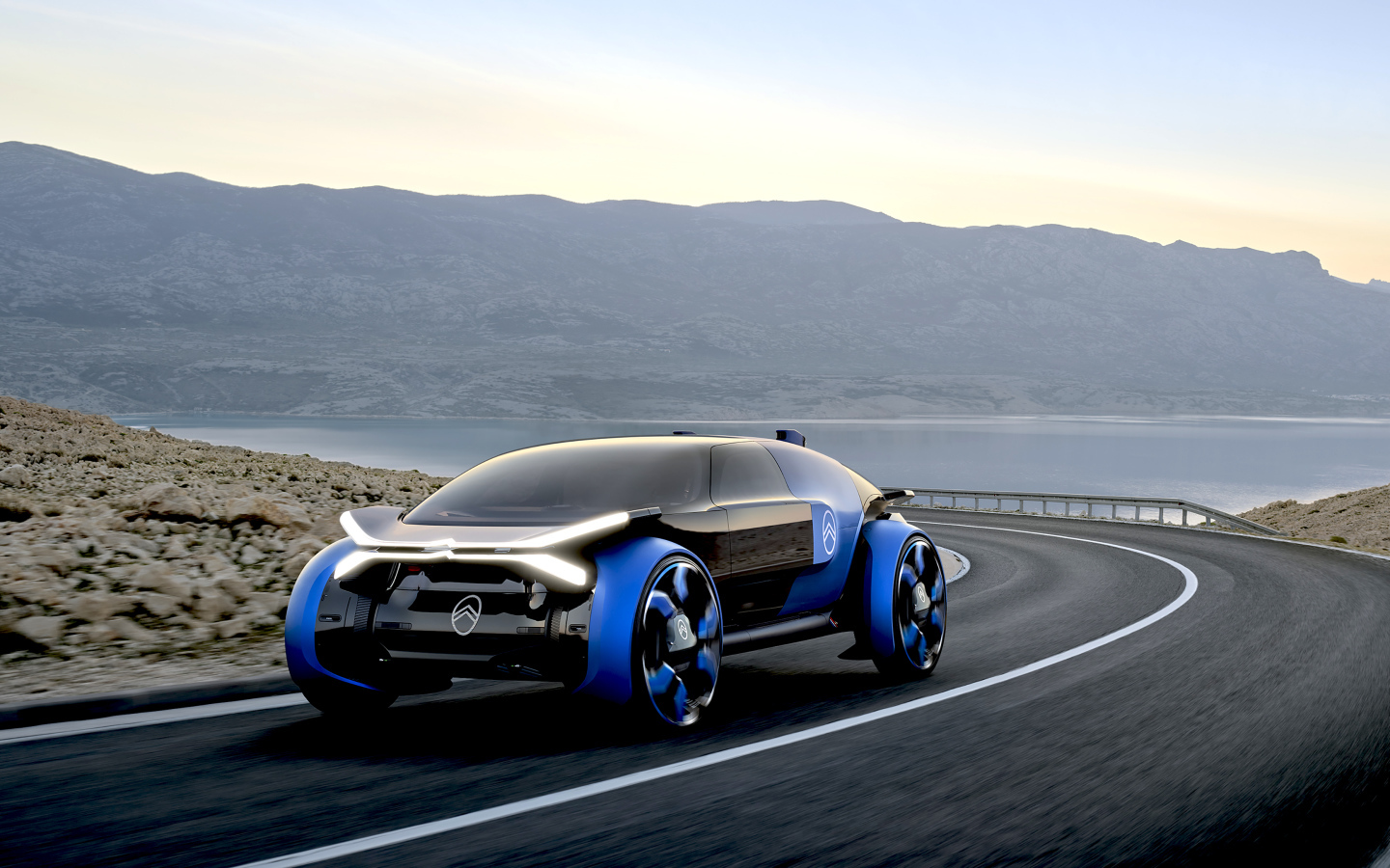 Футуристический автомобиль Citroen 19 19 Concept, 2019 года на трассе