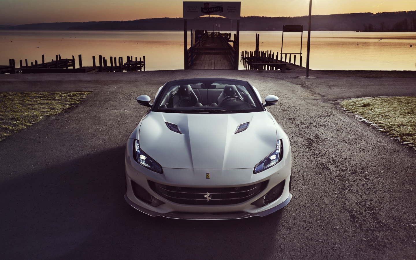 Быстрый автомобиль  Ferrari Portofino 2019 года вид спереди