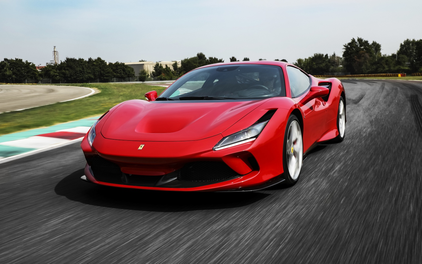 Красный быстрый автомобиль Ferrari F8 Tributo 2019 года на трассе