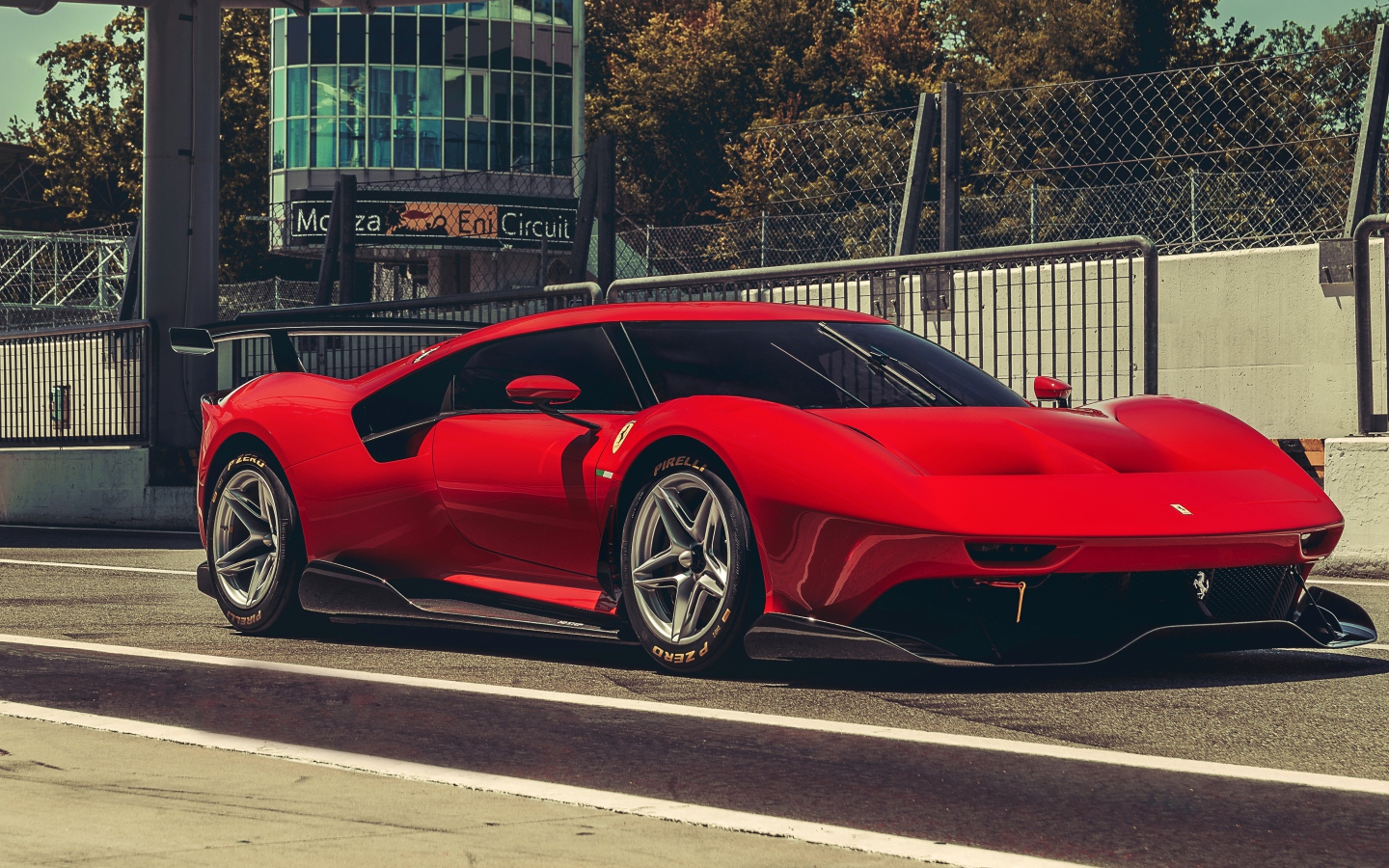 Красный быстрый дорогой автомобиль Ferrari P80C 2019 года