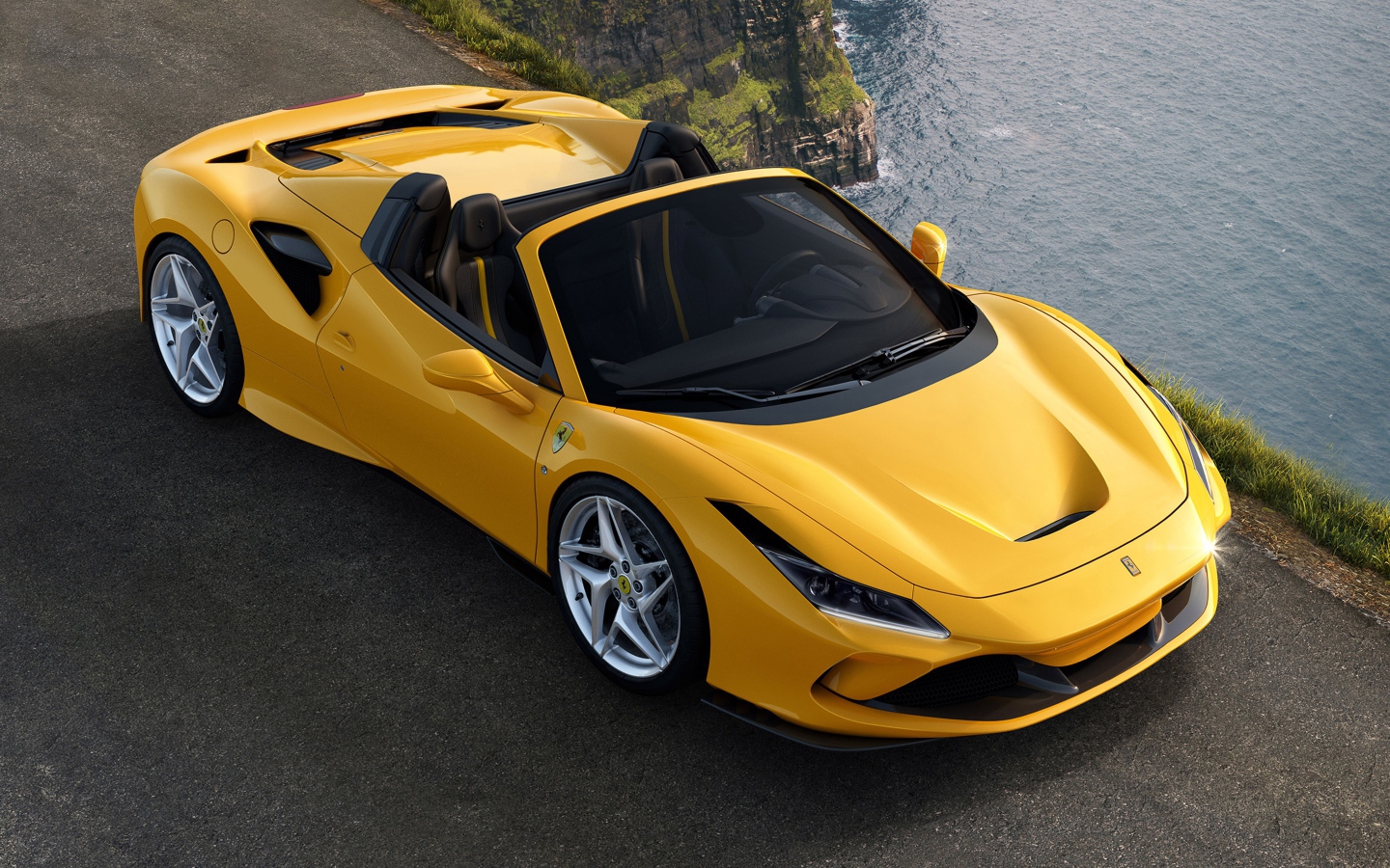 Желтый кабриолет Ferrari F8 Spider 2019 года вид сверху