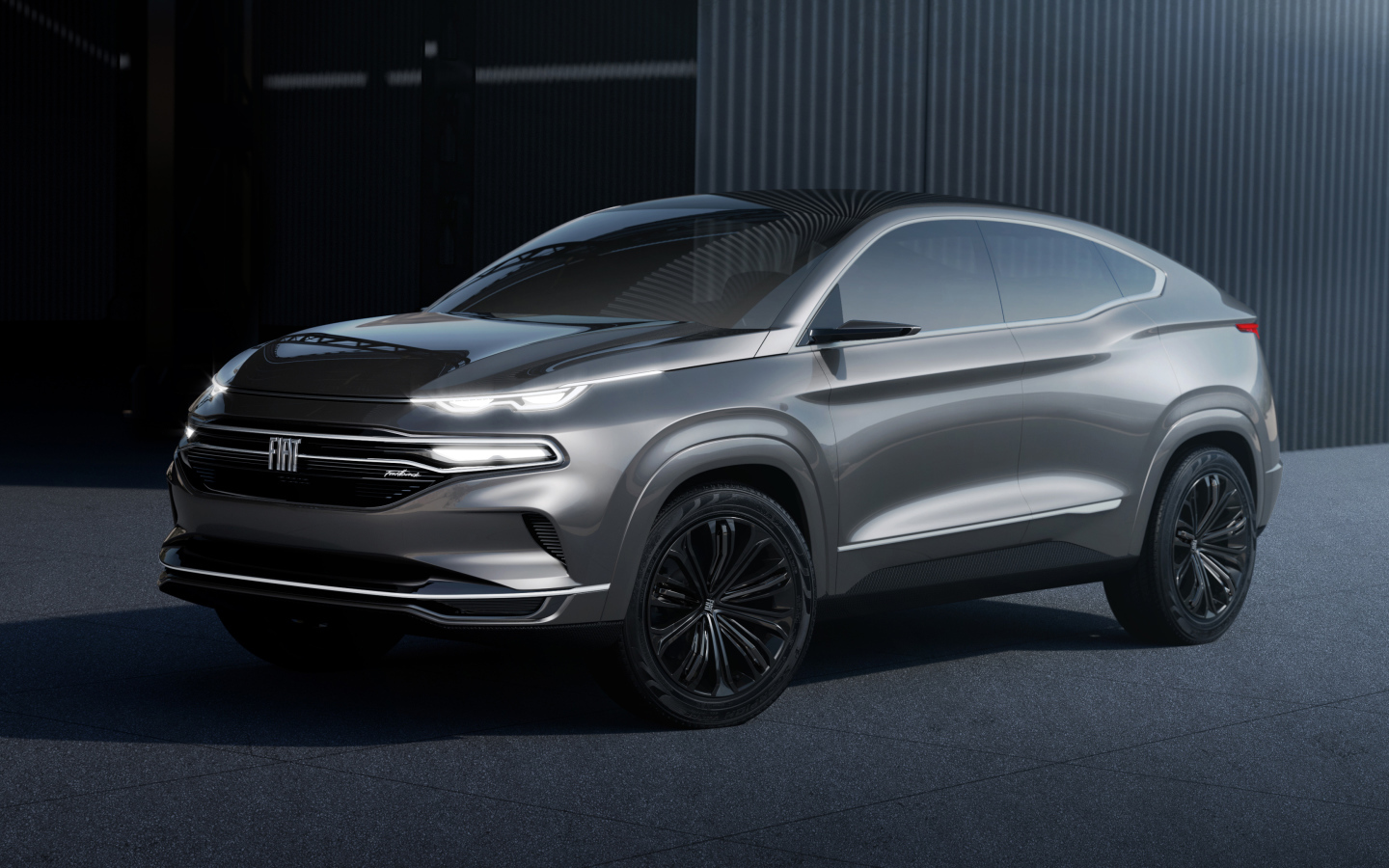 Серебристый внедорожник Fiat Fastback 2019 года у гаража 
