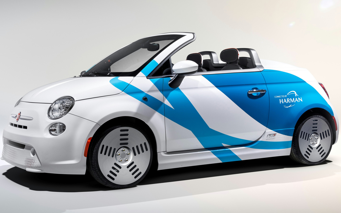 Минивен Fiat 500e,  2019 года на сером фоне