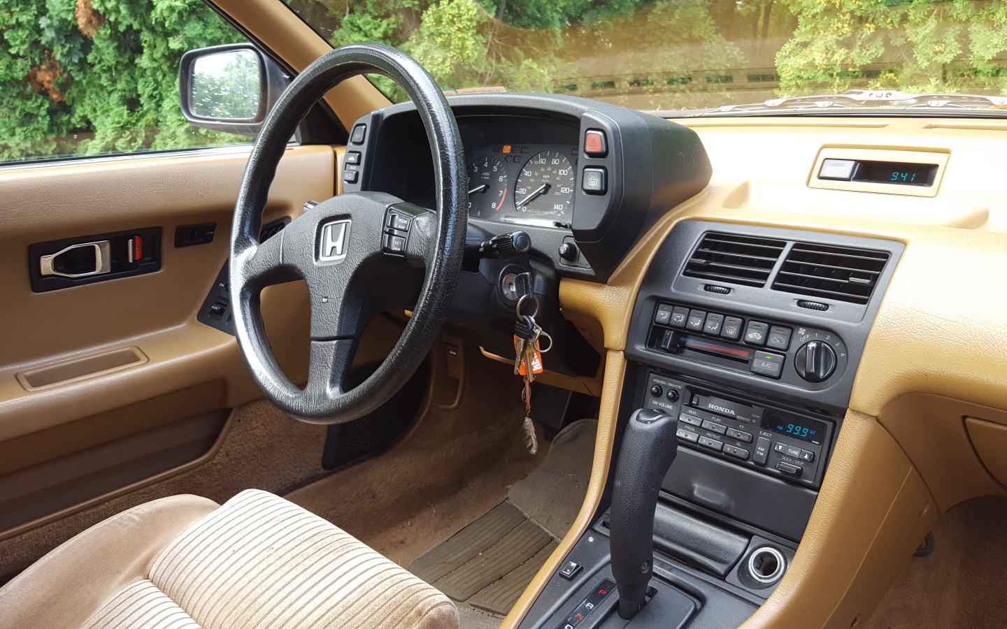 Коричневый салон автомобиля Honda Prelude 