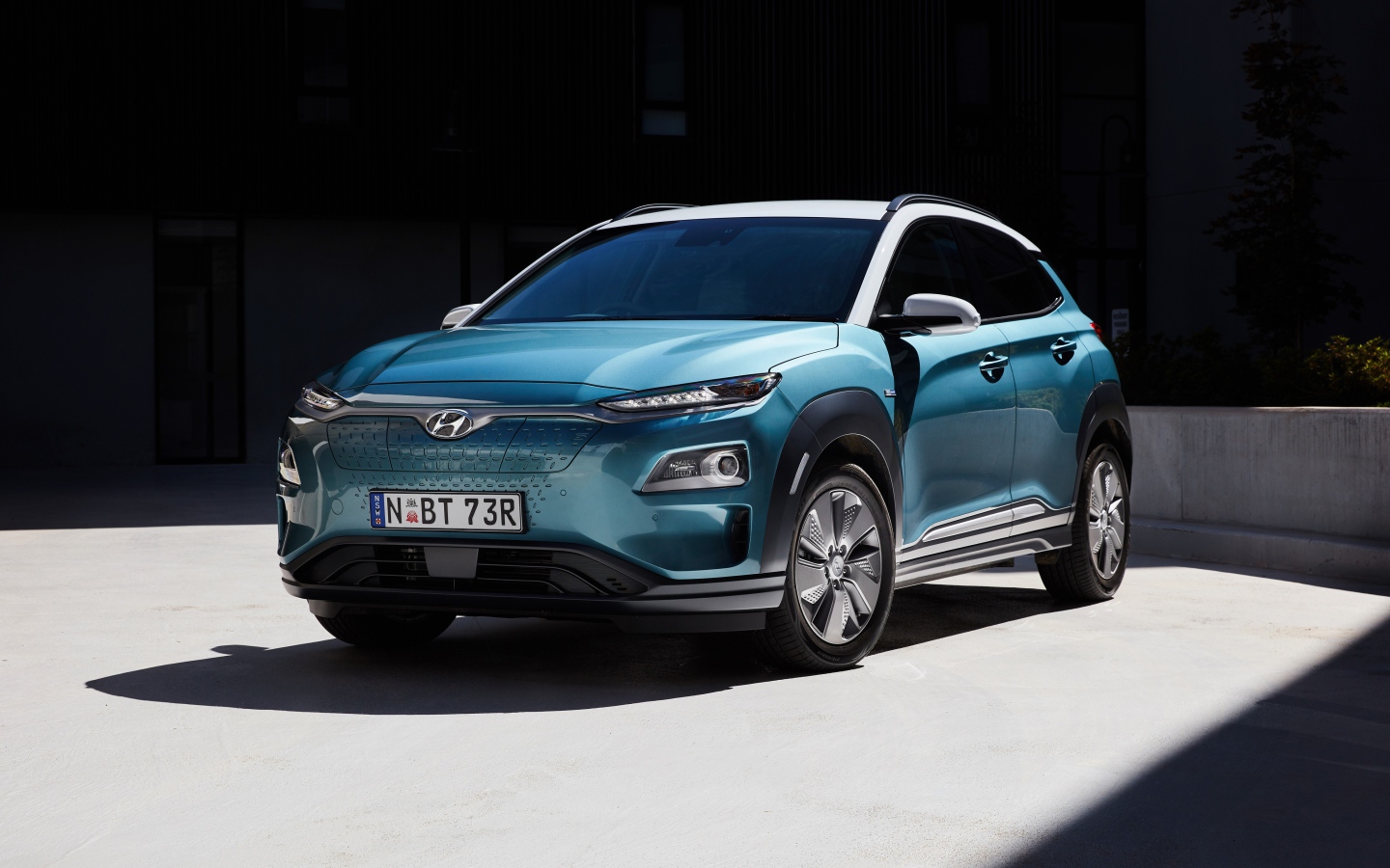Синий электромобиль Hyundai Kona 2019 года