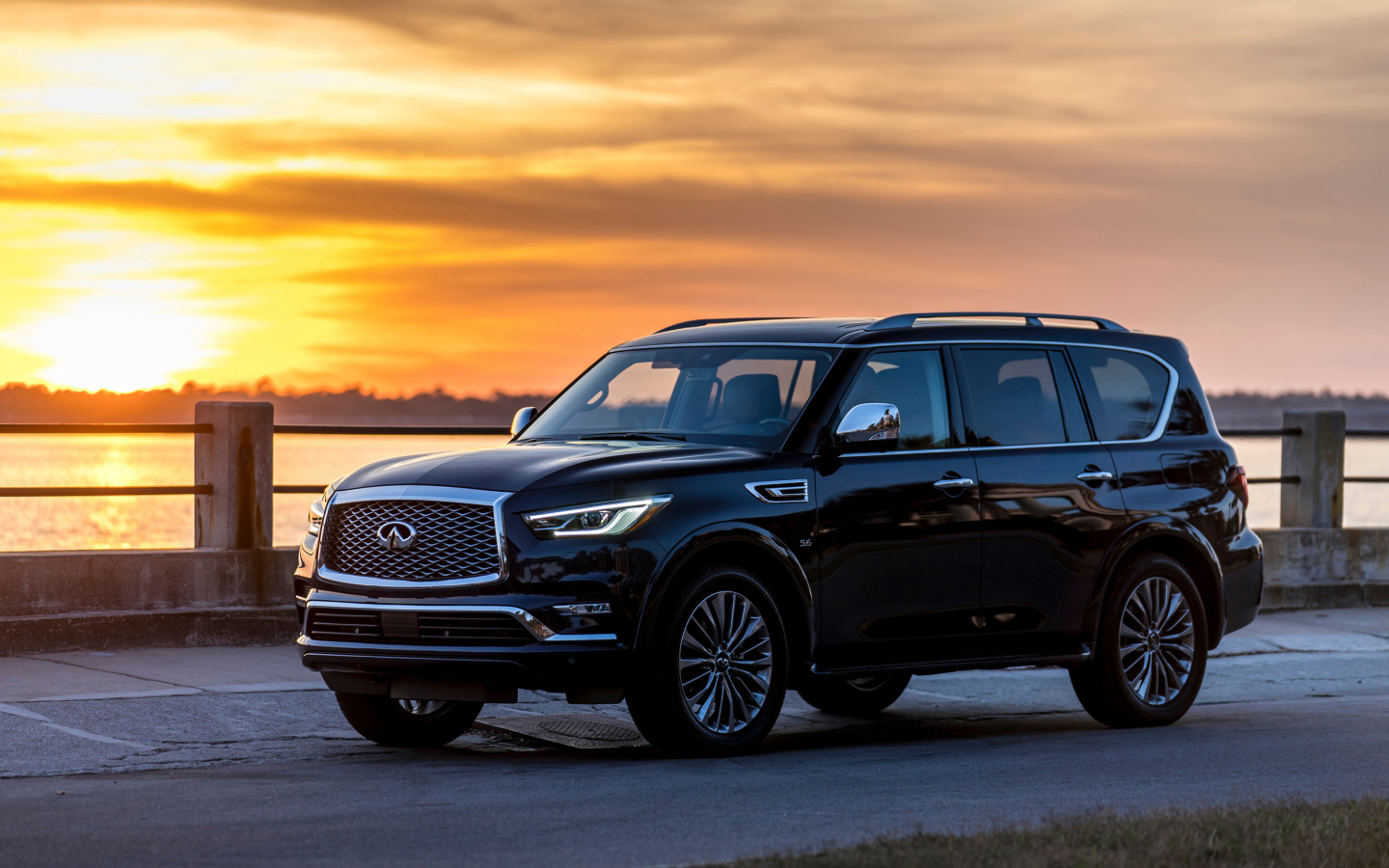 Черный внедорожник Infiniti QX80  на фоне заката 