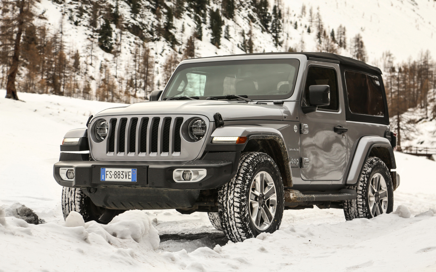 Черный Jeep Wrangler Sahara 2019 года на снегу