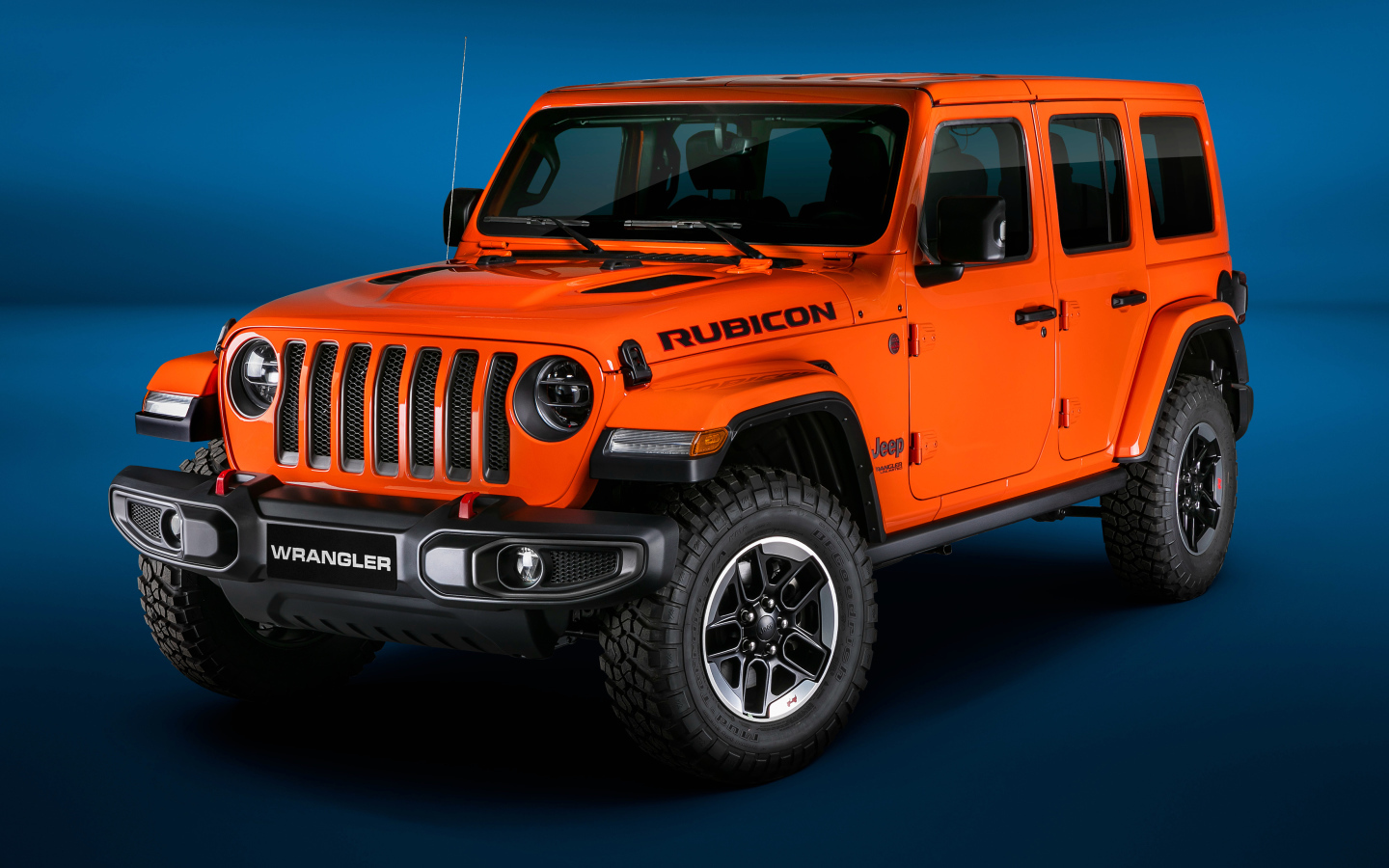 Оранжевый Jeep Wrangler Unlimited Rubicon 2018 года на синем фоне