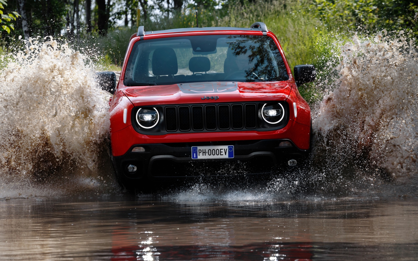 Внедорожник Jeep Renegade Trailhawk Plug-In Hybrid,  2019 года едет по воде