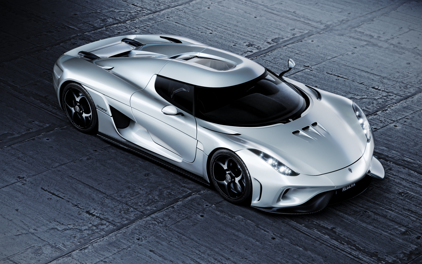 Серебристый автомобиль Koenigsegg Regera CGI 