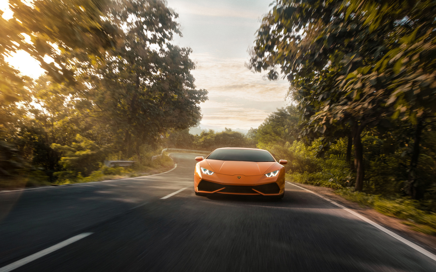 Спортивный автомобиль Lamborghini Huracan 2019 года на трассе