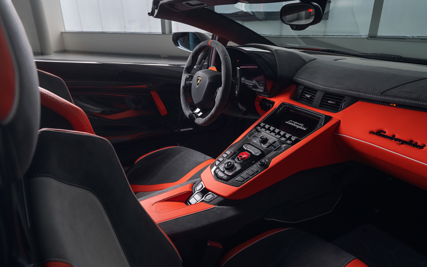 Салон автомобиля Lamborghini Aventador SVJ 63 Roadster 2020 года