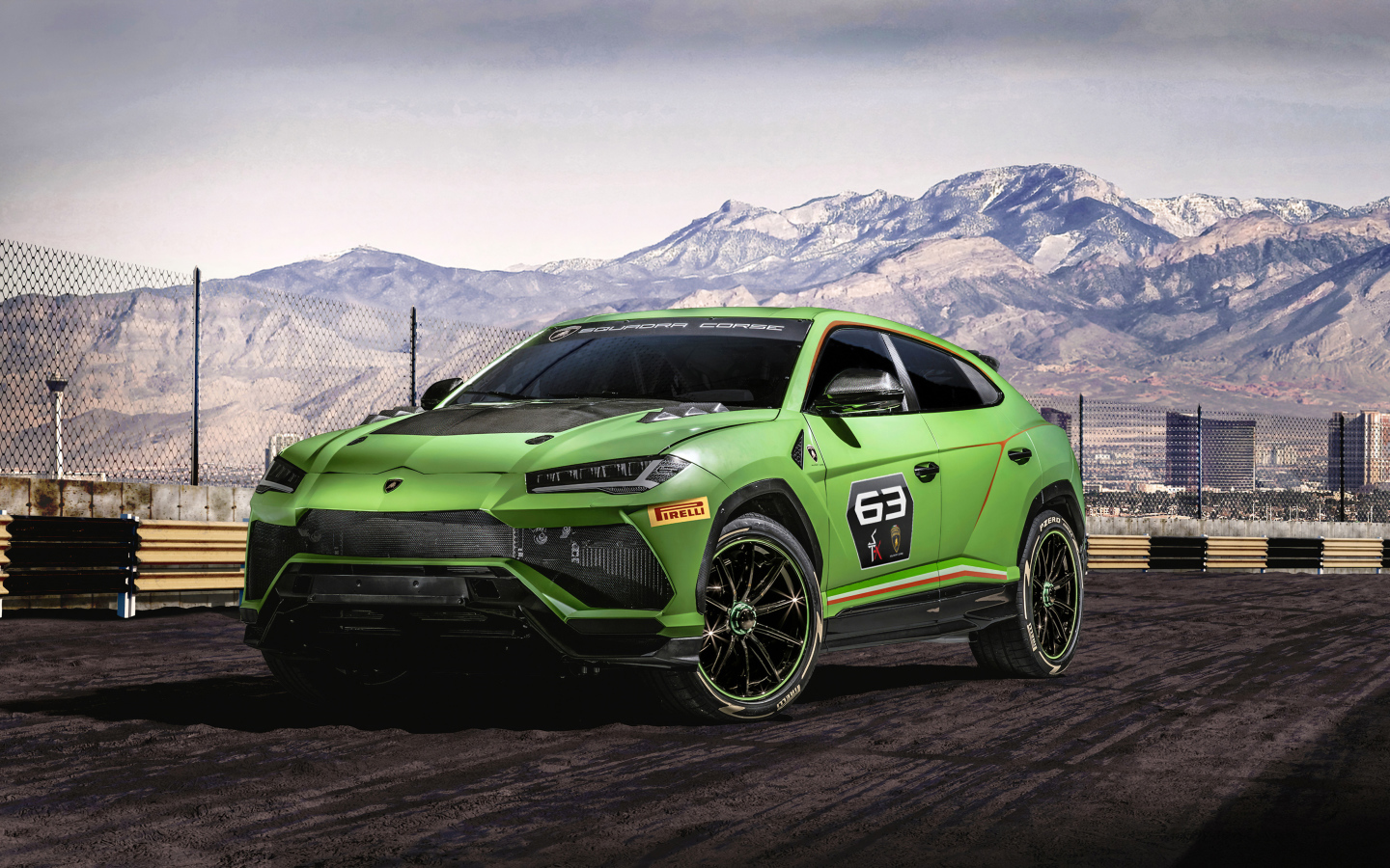 Зеленый внедорожник Lamborghini Urus ST-X Concept 2019 года на фоне гор
