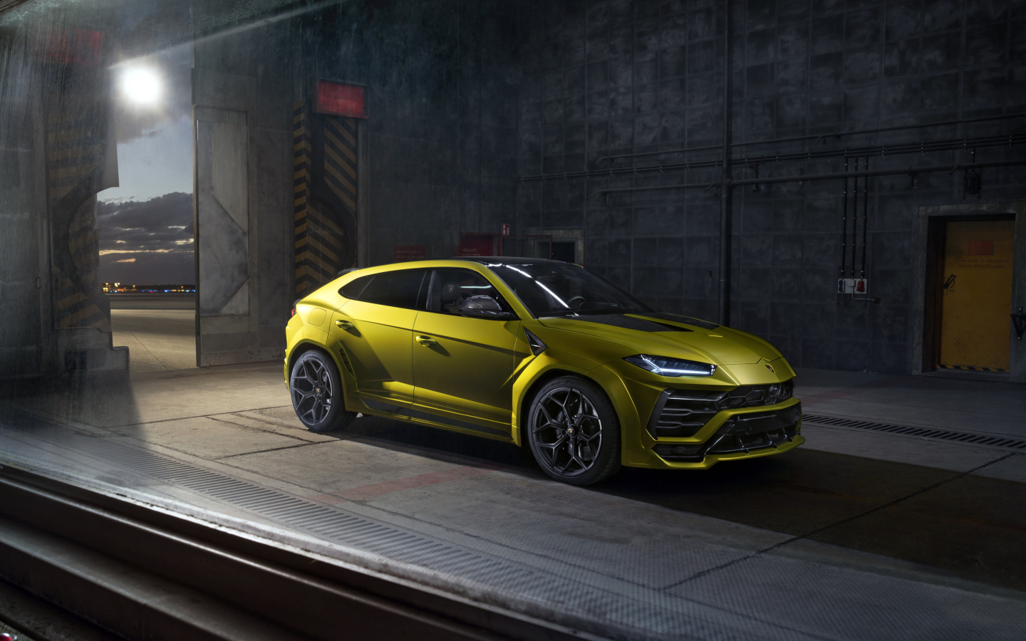 Новый автомобиль Lamborghini Urus Esteso 2019 года в ангаре
