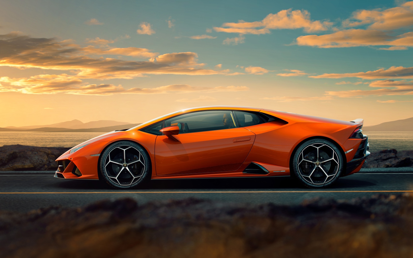 Оранжевый автомобиль Lamborghini Huracan EVO 2019 вид сбоку