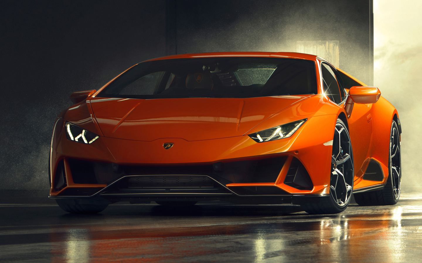 Оранжевый спортивный Lamborghini Huracan EVO, 2019 года в гараже