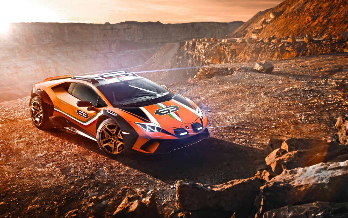 Спортивный автомобиль   Lamborghini Huracan Sterrato, 2019 года в горах