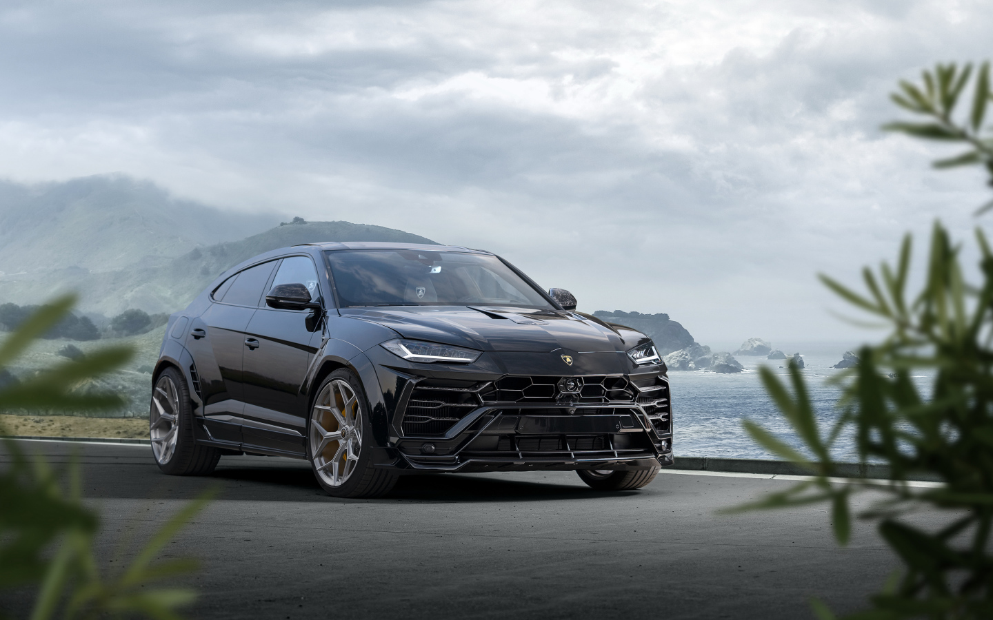 Стильный черный автомобиль  Lamborghini Urus Esteso 2019 года у моря