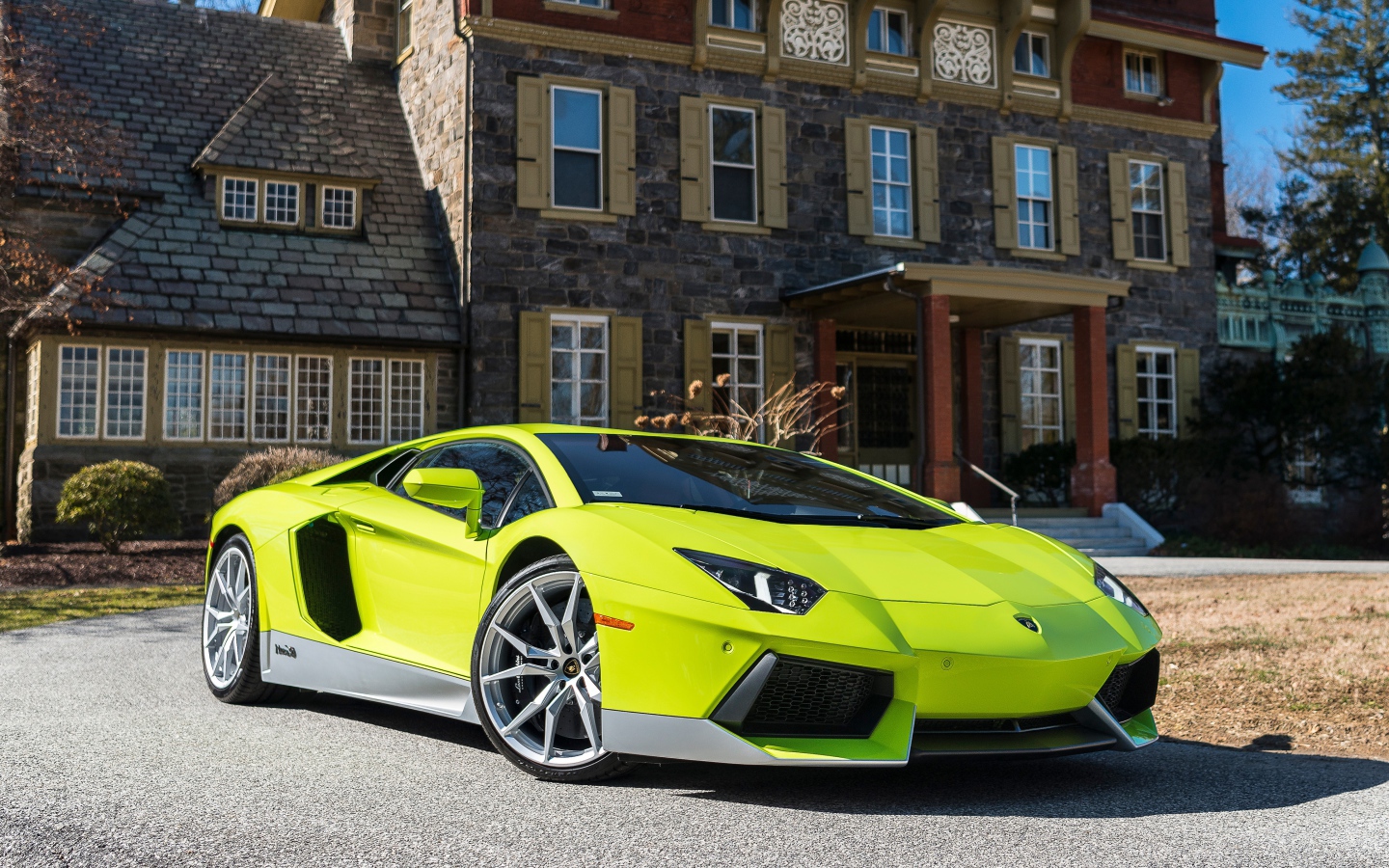 Желтый Lamborghini Aventador LP 700-4 Miura Homage на фоне дома