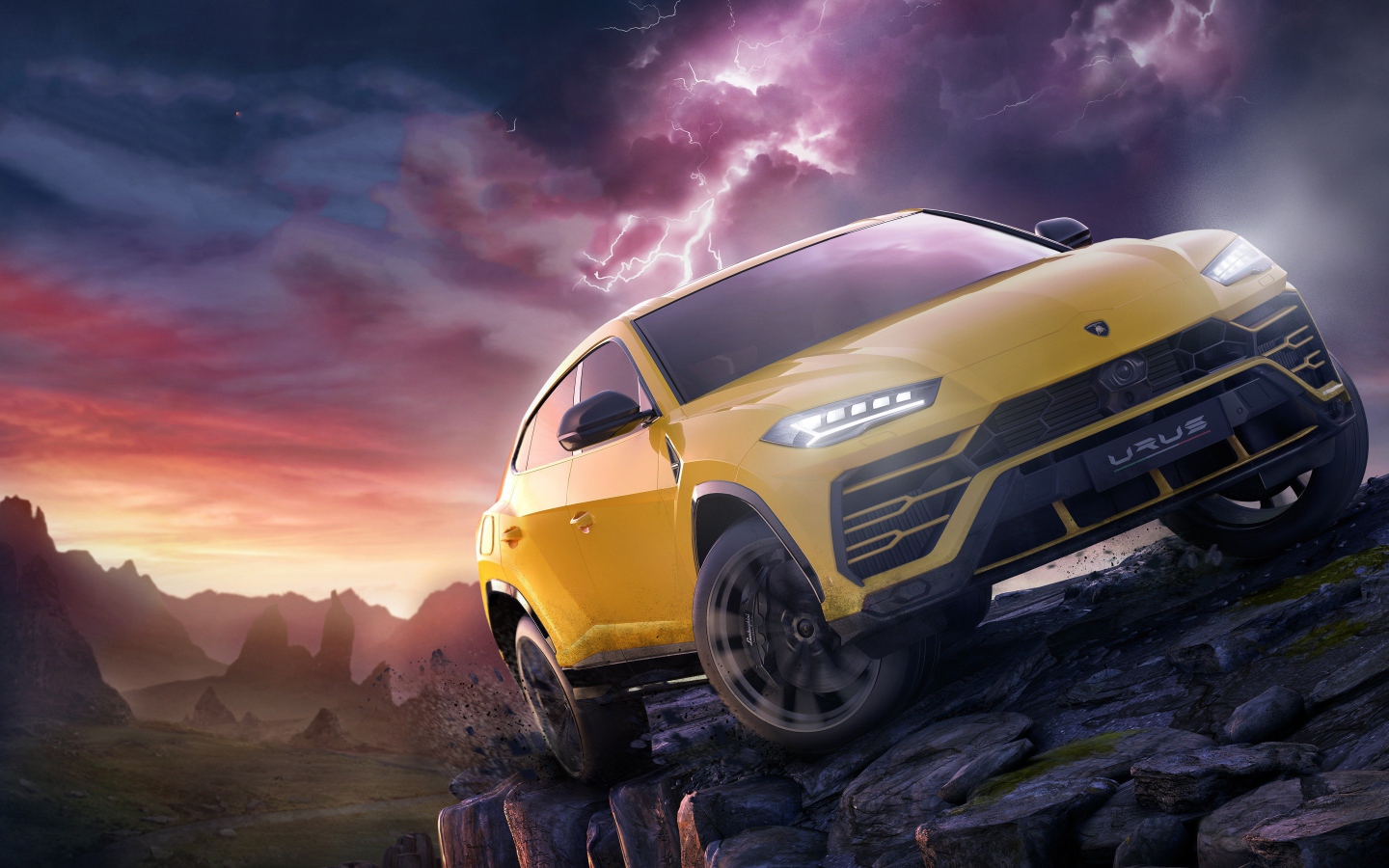 Желтый внедорожник Lamborghini Urus на фоне грозового неба