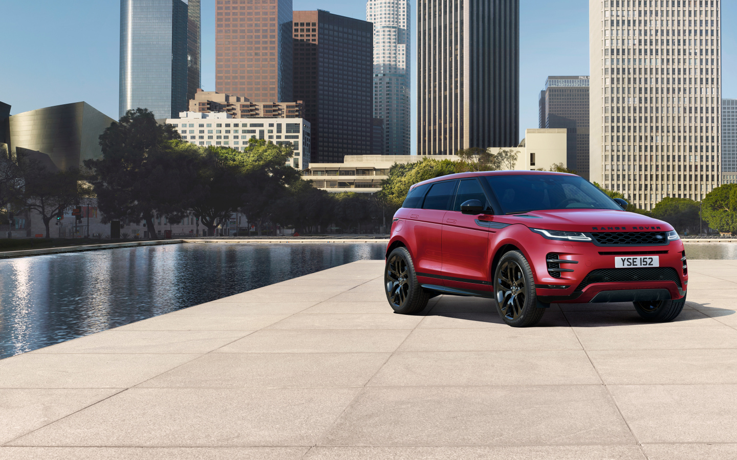 Красный внедорожник Range Rover Evoque D240 HSE R-Dynamic,  2019 года на фоне города