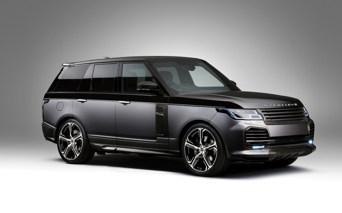 Серебристый внедорожник Range Rover 2018 года на сером фоне