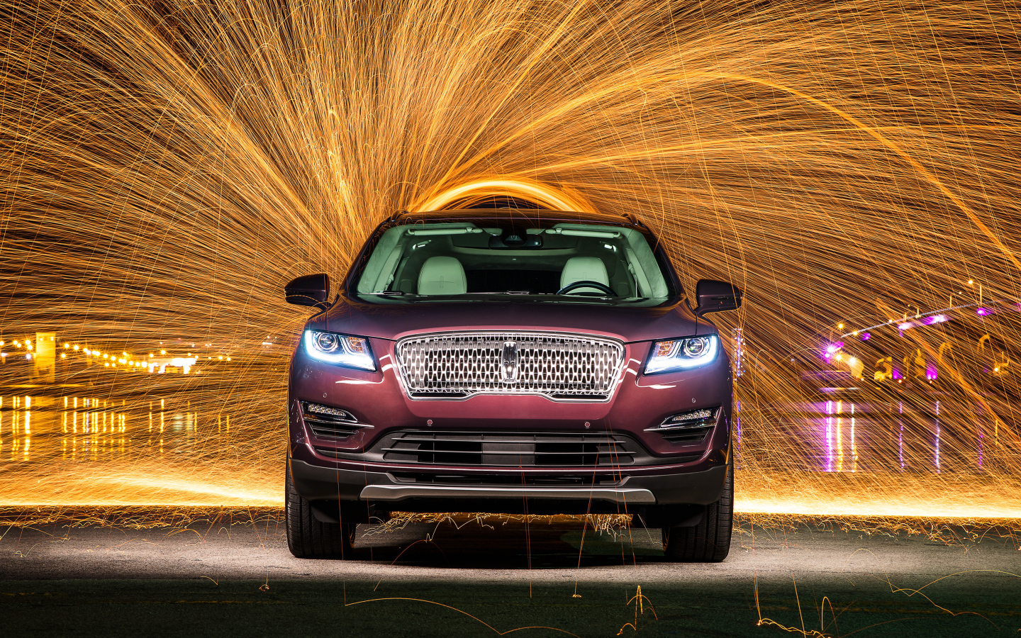 Внедорожник Lincoln MKC, 2019 года на фоне фейерверка