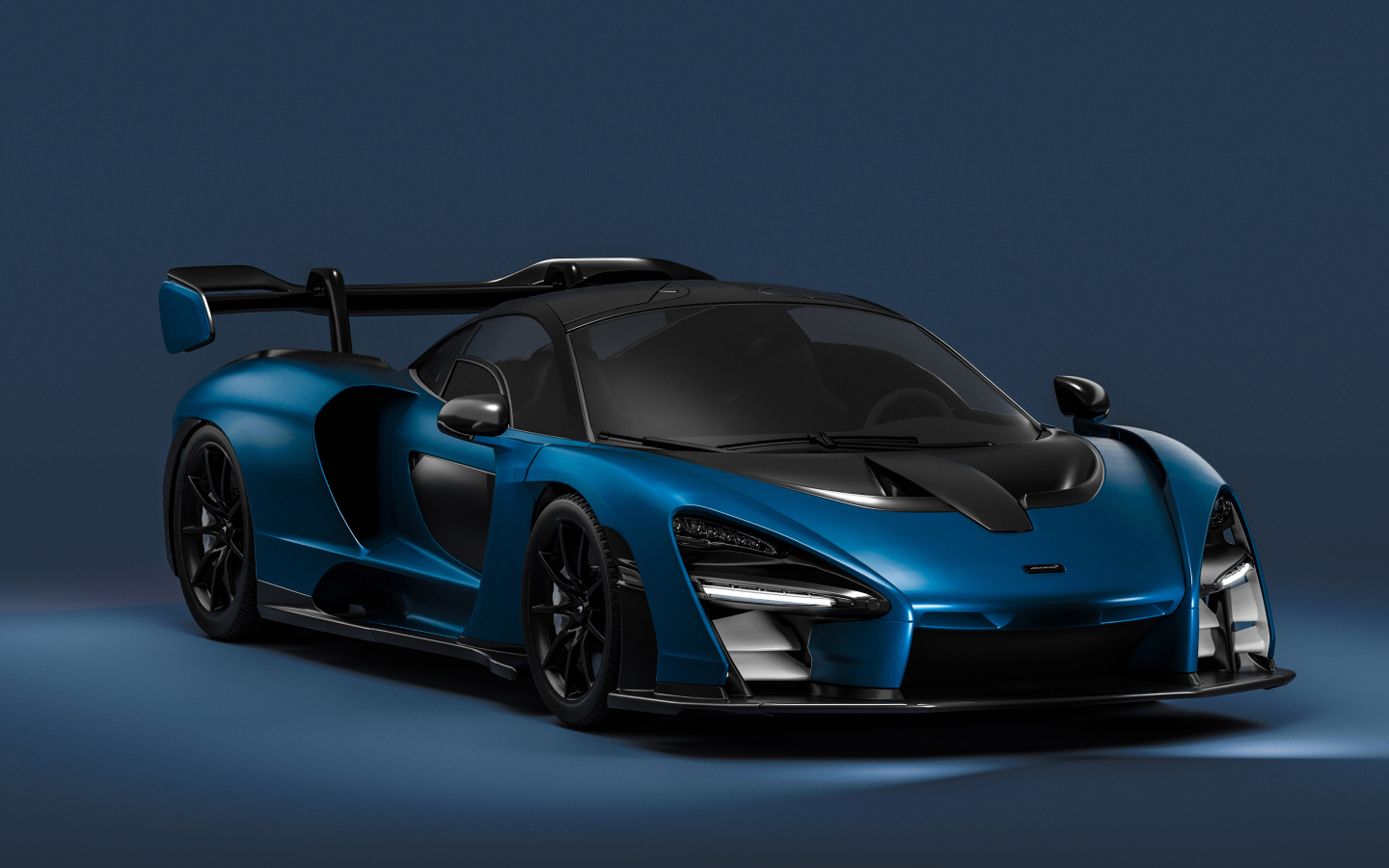 Синий спортивный автомобиль McLaren Senna CGI на сером фоне