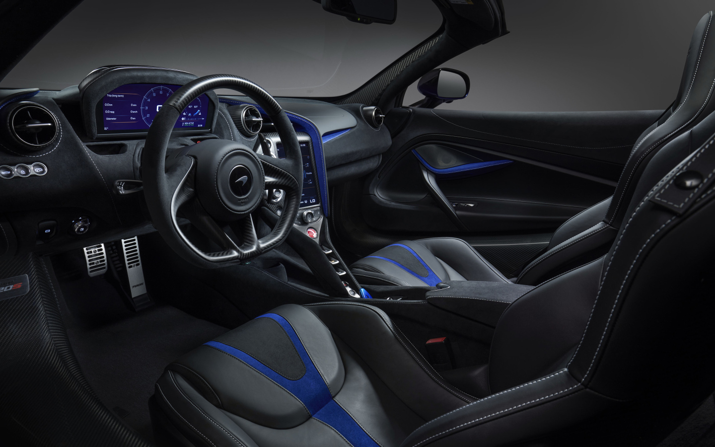 Салон автомобиля McLaren 720S Spider,  2019 года 