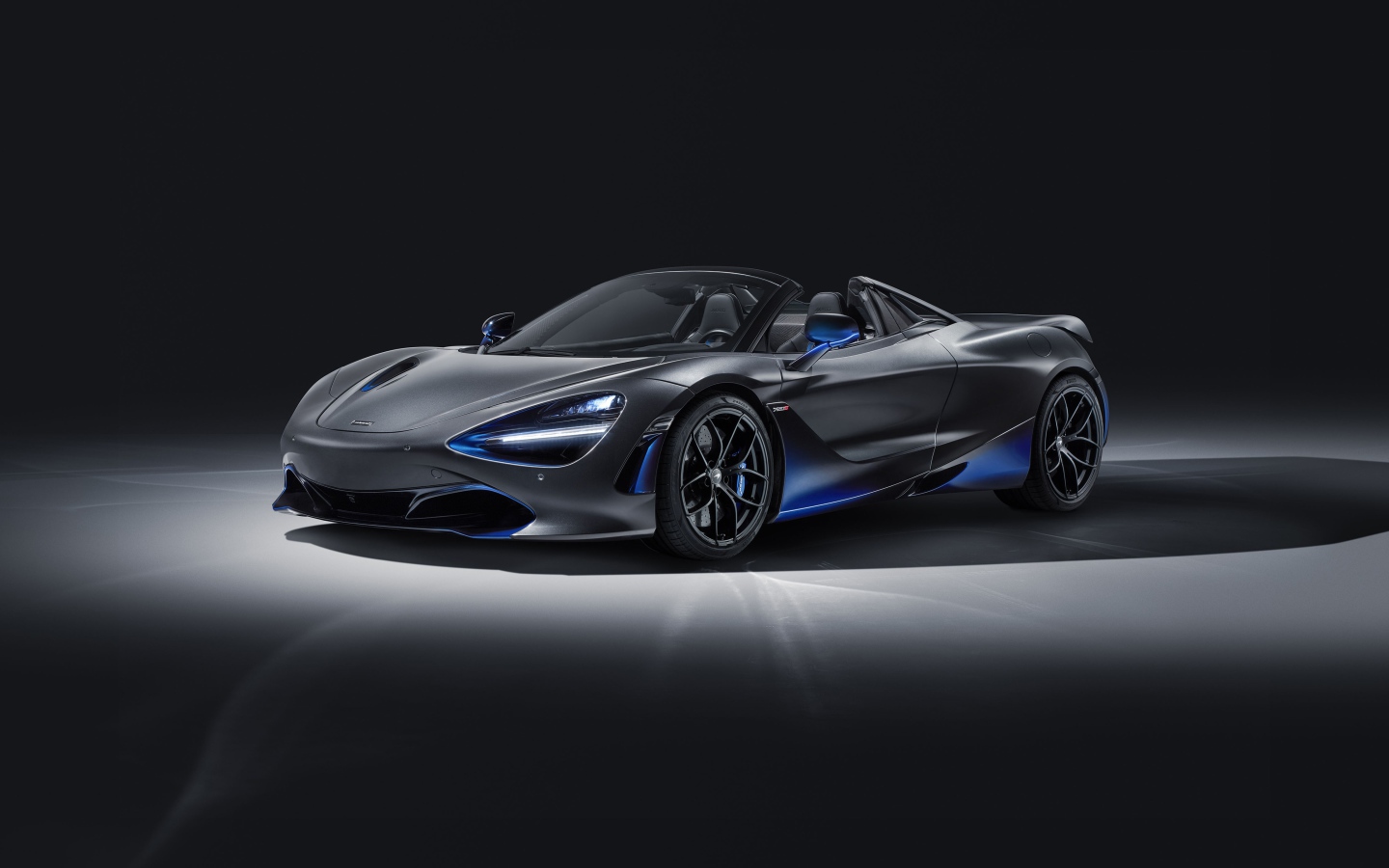 Серебристый автомобиль McLaren 720S Spider, 2019 года 