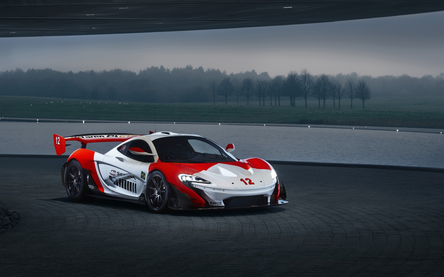 Спортивный McLaren MSO P1 GTR Ayrton Senna 2019 года на трассе